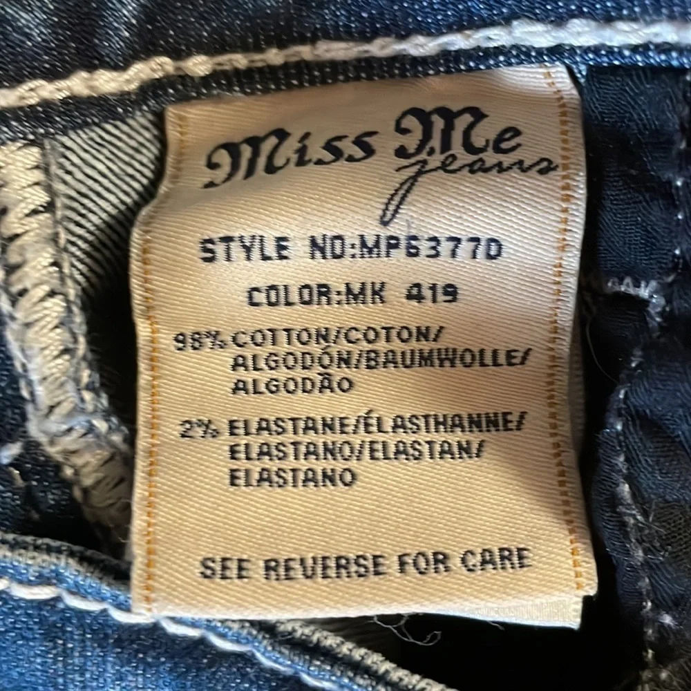 Miss Me Mid Rise Mid Shorts Size 27
